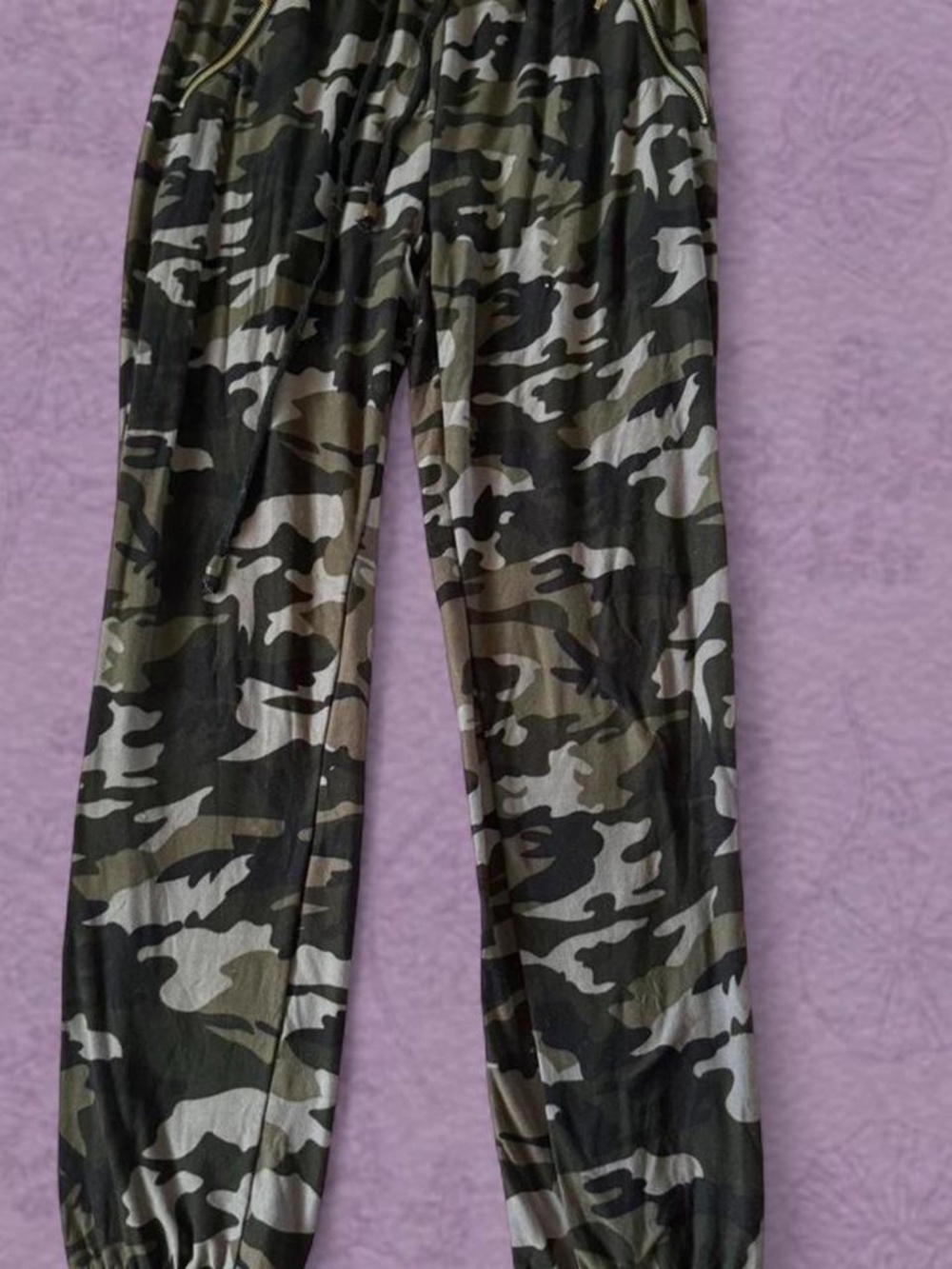 Camo joggers with gold zipper pockets